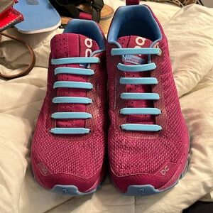 On Cloud sneakers women 6.5 Excellent Condition